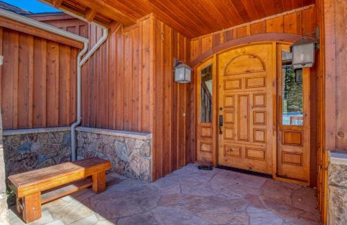 Three Peaks House | Easy Bend Elegance