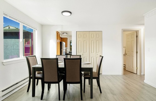 Kenmore Apartment | Easy Commute 4 beds Condo Steps from Scenic Trails