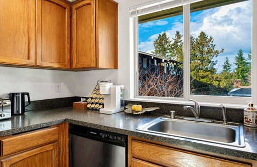 Kenmore Apartment | Easy Commute 4 beds Condo Steps from Scenic Trails
