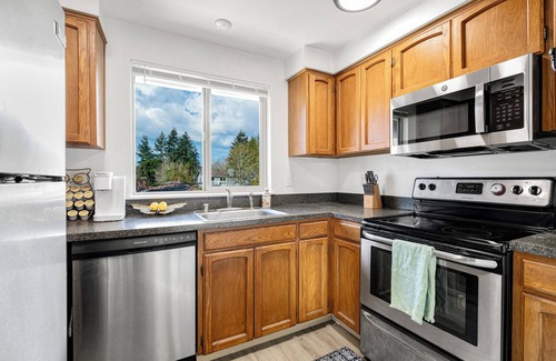Kenmore Apartment | Easy Commute 4 beds Condo Steps from Scenic Trails