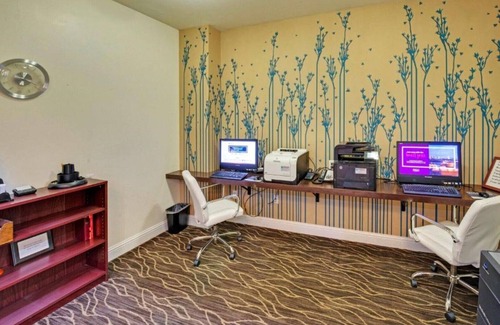 Parkrose House | Easy for the airport, surrounded by greenery