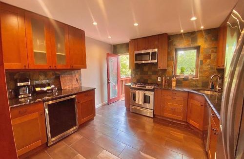 The Heights Apartment | Easy PATH&Bus access- NYC| designer home + Deck.