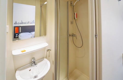 Gewerbeschule Hotel | easyHotel Zürich City Limmatplatz