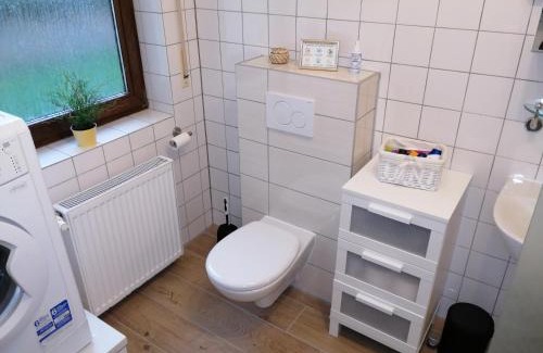 Schoeneck Apartment | Ebenerdige Ferienwohnung mit großer Terrasse in der Nähe des Waldes, zum wohlfühlen