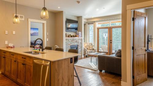 Sun Peaks Apartment | Echo Landing #05 by Bear Country