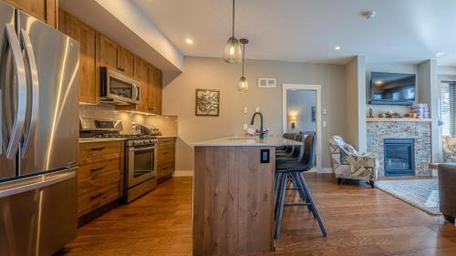 Sun Peaks Apartment | Echo Landing #05 by Bear Country
