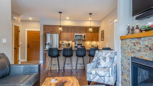 Sun Peaks Apartment | Echo Landing #05 by Bear Country