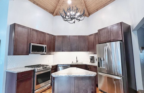 South Shore Cabin | Echo Summit Cabin: Family Friendly - Modern - Hot Tub - 1 Mile to Ski Sierra!