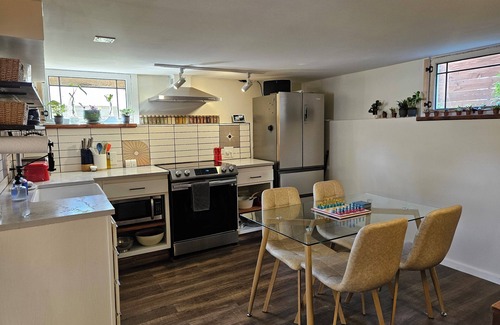 Auburn House | Eclectic Artist Flat: Great midpoint between Seattle, Tacoma, and National Parks