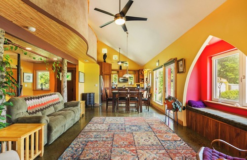 Canton House | Eclectic Delightful 3-Bedroom Mediterranean Style with Views in charming Canton