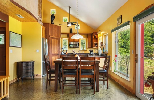 Canton House | Eclectic Delightful 3-Bedroom Mediterranean Style with Views in charming Canton