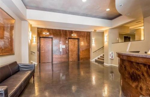 Downtown Seattle House | Eclectic Downtown & Cap Hill King bed & Kitchen