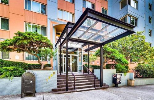 Downtown Seattle House | Eclectic Downtown & Cap Hill King bed & Kitchen