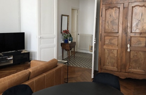 Centre Condo | Eclectic Haussmanian apartment lots of charm very central
