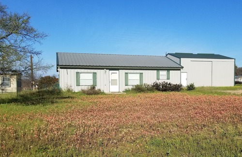 Kingsland House | Eclipse Ready! Beautiful Covered Patio - King and Queen Beds - Huge Greatroom