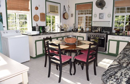 Two Mile Hill House | Eco-friendly room in the Hummingbird apartment