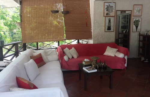 Two Mile Hill House | Eco-friendly room in the Hummingbird apartment