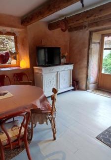 Champagnac-le-Vieux House | Eco-gîte panoramique face aux volcans avec ateliers couture bohème en option