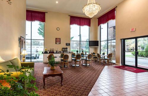 Clinton Cabin | Econo Lodge Andrews AFB