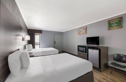 North Burnet Hotel | Econo Lodge Austin North near The Domain