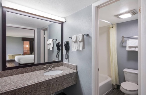 North Burnet Hotel | Econo Lodge Austin North near The Domain