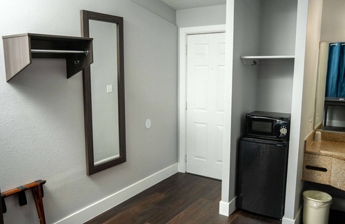 Chinchilla Hotel | Econo Lodge Clarks Summit
