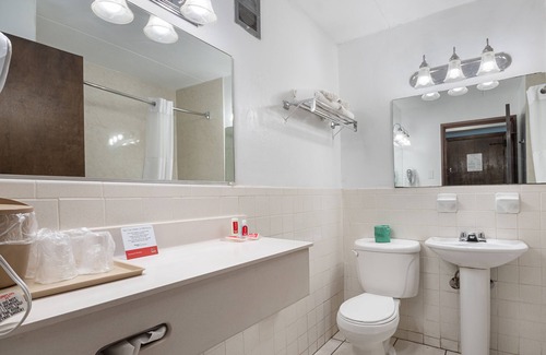 Windsor Locks Hotel | Econo Lodge Inn & Suites Windsor Locks Bradley Airport