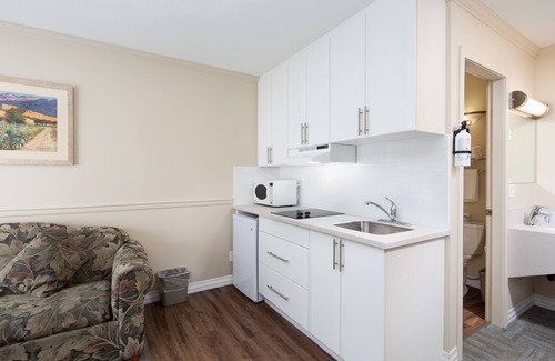 Central Okanagan Hotel | Econo Lodge Inn & Suites
