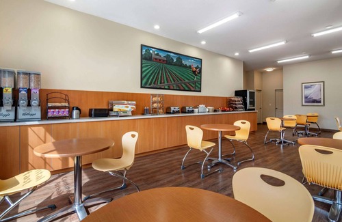 Central Okanagan Hotel | Econo Lodge Inn & Suites