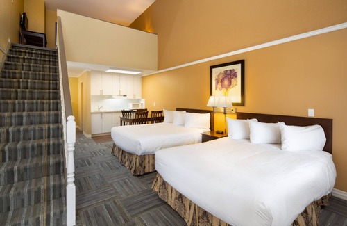 Central Okanagan Hotel | Econo Lodge Inn & Suites