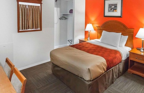 Drumheller Hotel | Econo Lodge Inn & Suites Drumheller