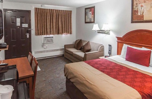 Drumheller Hotel | Econo Lodge Inn & Suites Drumheller