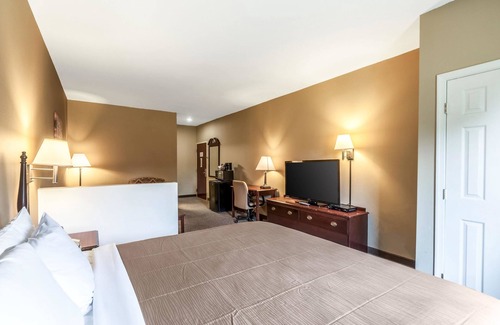 Middletown Hotel | Econo Lodge Inn & Suites