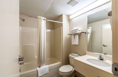 Middletown Hotel | Econo Lodge Inn & Suites