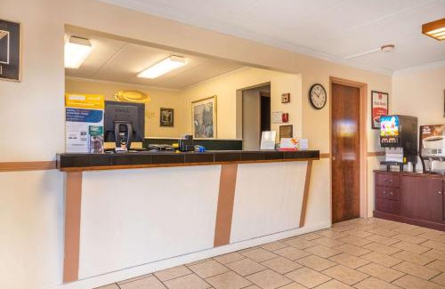 Windsor Locks Hotel | Econo Lodge Inn & Suites Windsor Locks Bradley Airport