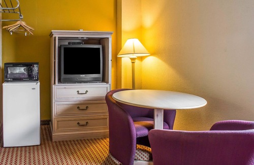 Walnut Hotel | Econo Lodge Inn & Suites Walnut