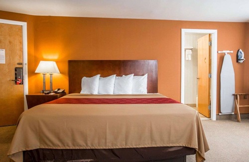 West Ossipee Hotel | Econo Lodge Lake Region