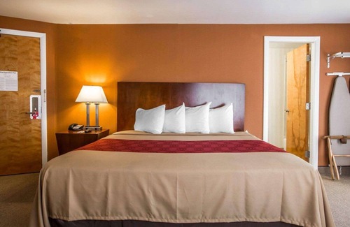 West Ossipee Hotel | Econo Lodge Lake Region