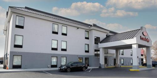 Hopewell Cabin | Econo Lodge Near Fort Gregg-Adams I-295