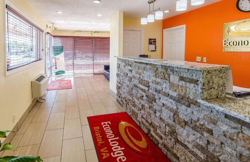 Bristol Cabin | Econo Lodge Near Motor Speedway