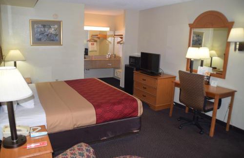Clarksville Hotel | Econo Lodge & Suites Clarksville near Governors Square Mall