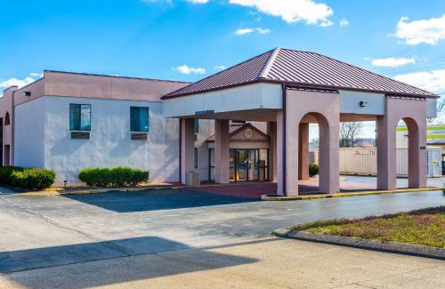 Clarksville Hotel | Econo Lodge & Suites Clarksville near Governors Square Mall