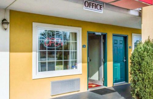 Lloyd Cabin | Econo Lodge