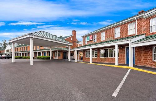 Waynesboro Cabin | Econo Lodge Waynesboro - Skyline Drive