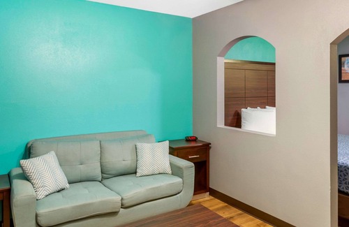 Northwest Heights Hotel | Econo Lodge West - Coors Blvd