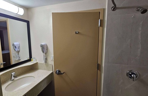 Iselin Hotel | Econo Lodge Woodbridge