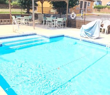 Joplin Hotel | Economy Inn & Suites Joplin