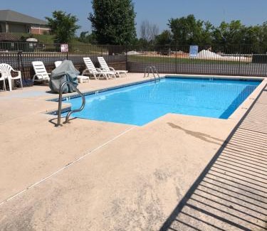 Joplin Hotel | Economy Inn & Suites Joplin