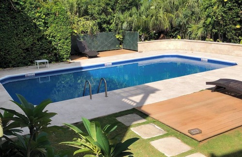 Pembroke Apartment | ED 10 Pool, Queen bed, Hamilton