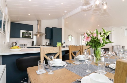 Cupar Cottage | EDEN FIELDS LODGE, family friendly, with a garden in Cupar, Fife